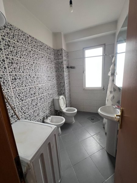 Tirane, jepet me qera Apartament 1+1, 💶 50.000 Leke/muaj, Kati 2, (Mbikalimi i Komunes)