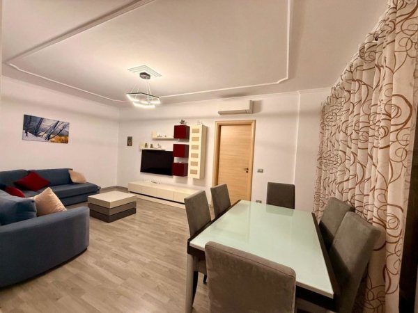Tirane, jepet me qera apartament 2+1+Ballkon Kati 4, 95 m² 600 € (KINOSTUDIO)