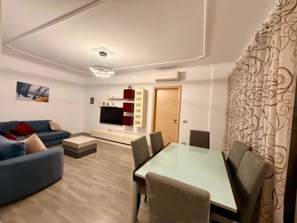 Tirane, jepet me qera apartament 2+1+Ballkon Kati 4, 95 m² 600 € (KINOSTUDIO)