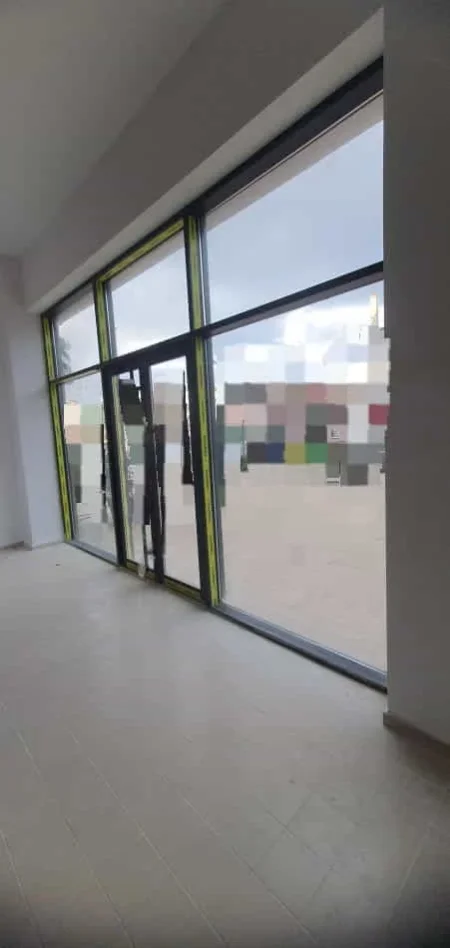 Tirane, jepet me qera dyqan Kati 0, 215 m² 3.000 € (Rruga Ali Shefqeti)