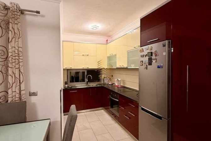 Tirane, jepet me qera apartament 2+1+Ballkon Kati 4, 95 m² 600 € (Kompleksi Tower Bridge)