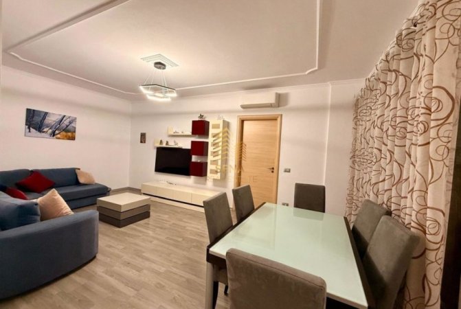 Tirane, jepet me qera apartament 2+1+Ballkon Kati 4, 95 m² 600 € (Kompleksi Tower Bridge)