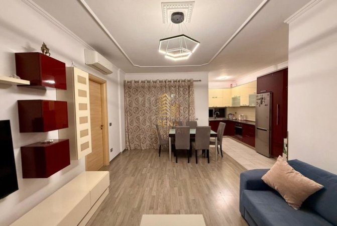 Tirane, jepet me qera apartament 2+1+Ballkon Kati 4, 95 m² 600 € (Kompleksi Tower Bridge)