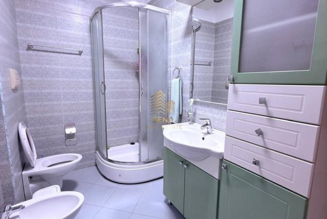 Tirane, jepet me qera apartament 2+1+Ballkon Kati 4, 95 m² 600 € (Kompleksi Tower Bridge)