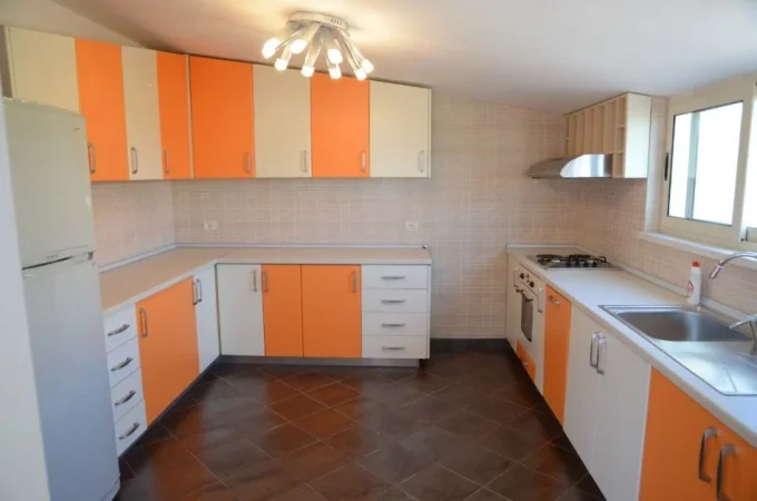 Tirane, jepet me qera apartament 3+1 Kati 7, 90 m² 1.400 € (liqeni i thate)