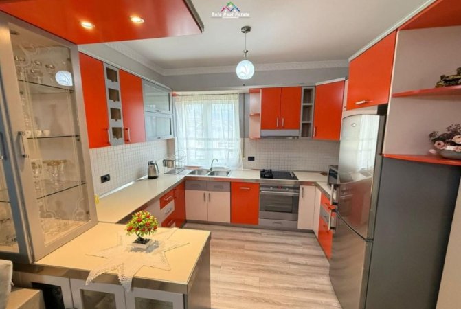 Tirane, jepet me qera apartament 2+1 Kati 5, 140 m² 800 € (komuna e parisit)