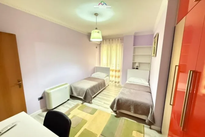 Tirane, jepet me qera apartament 2+1 Kati 5, 140 m² 800 € (komuna e parisit)