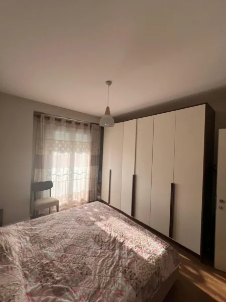 Tirane, jepet me qera apartament 2+1 me parkim,98 m² 950 € (Komuna Parisit)