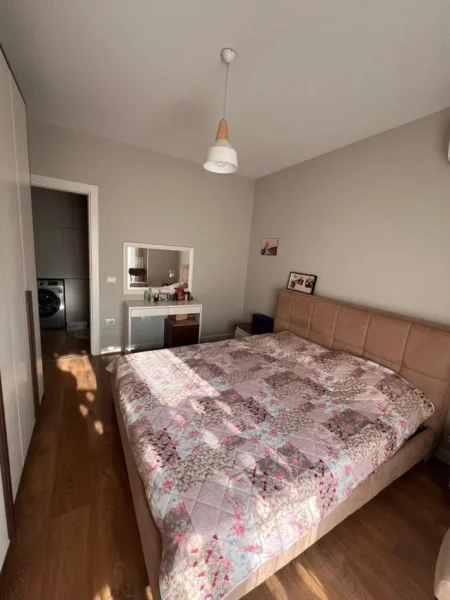 Tirane, jepet me qera apartament 2+1 me parkim,98 m² 950 € (Komuna Parisit)