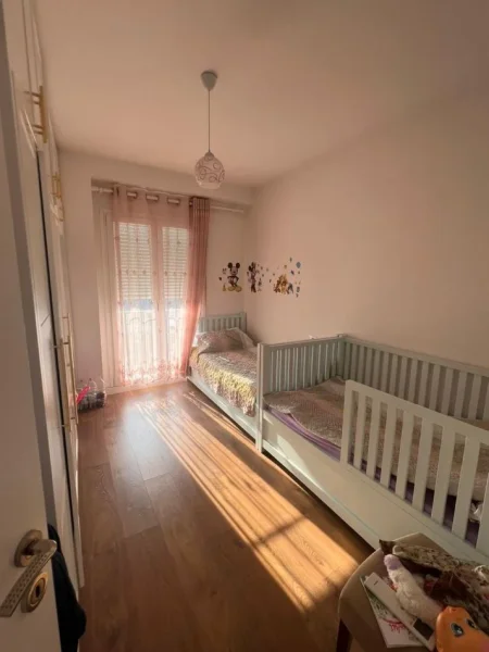 Tirane, jepet me qera apartament 2+1 me parkim,98 m² 950 € (Komuna Parisit)