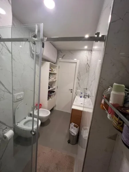 Tirane, jepet me qera apartament 2+1 me parkim,98 m² 950 € (Komuna Parisit)