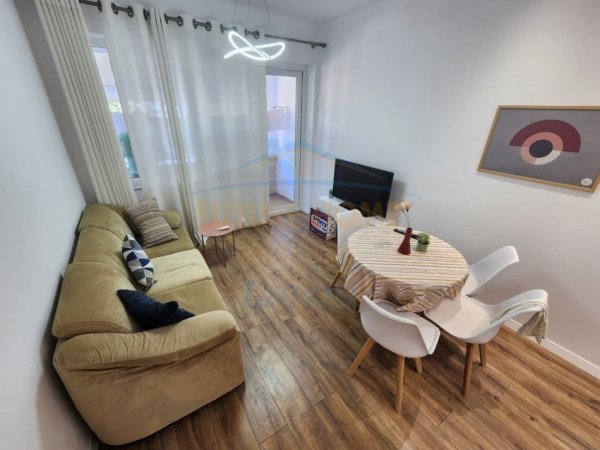 Tirane, jepet me qera apartament 1+1 Kati 5, 650 € (Myslym Shyri)