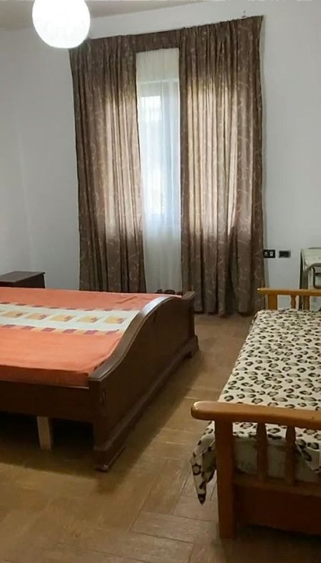 Tirane, jepet me qera apartament 1+1 Kati 2, 