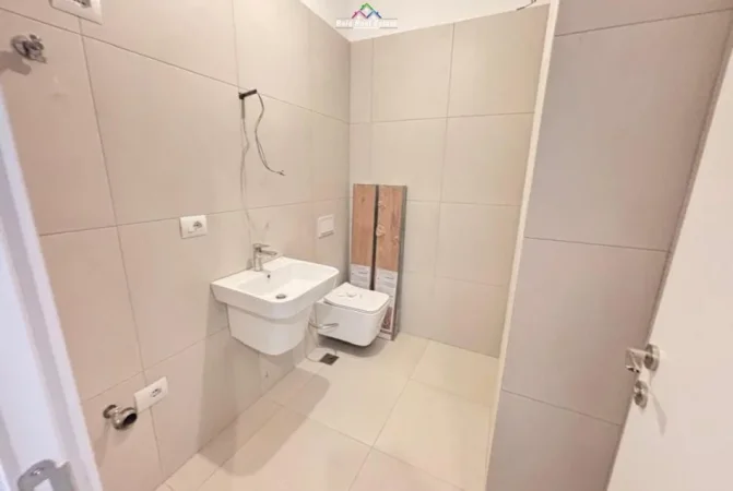 Tirane, jepet me qera zyre Kati 12, 67 m² 450 € (Rruga e Barrikadave)