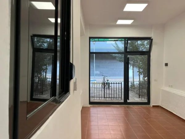 Tirane, jepet me qera dyqan Kati 0, 30 m² 800 € (ETC)
