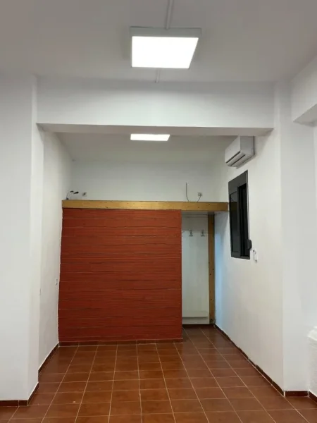 Tirane, jepet me qera dyqan Kati 0, 30 m² 800 € (ETC)