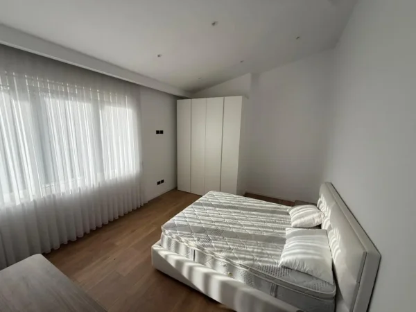 Tirane, shitet Vile 4+1 Kati 0, 400 m² 695.000 € (teg)
