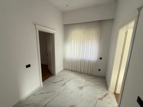 Tirane, shitet Vile 4+1 Kati 0, 400 m² 695.000 € (teg)