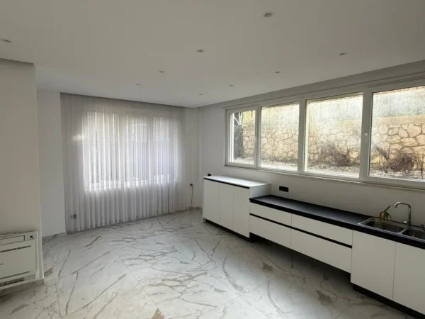 Tirane, shitet Vile 4+1 Kati 0, 400 m² 695.000 € (teg)