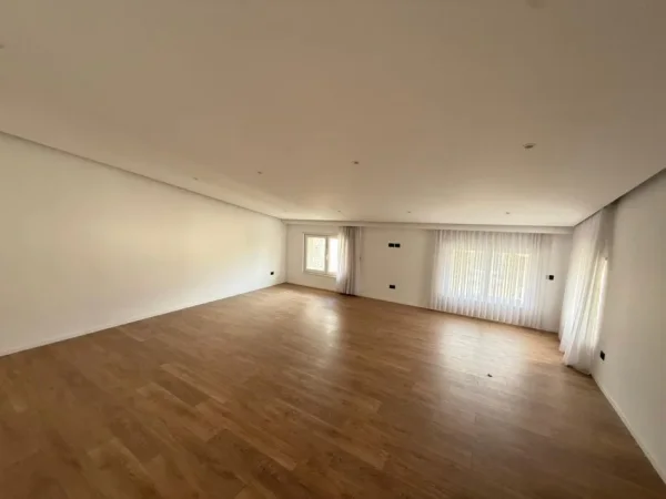 Tirane, shitet Vile 4+1 Kati 0, 400 m² 695.000 € (teg)