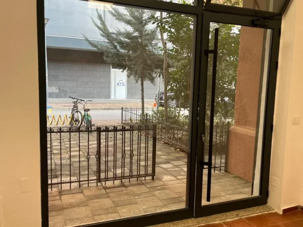 Tirane, jepet me qera zyre Kati 0, 30 m² 800 € (ETC)