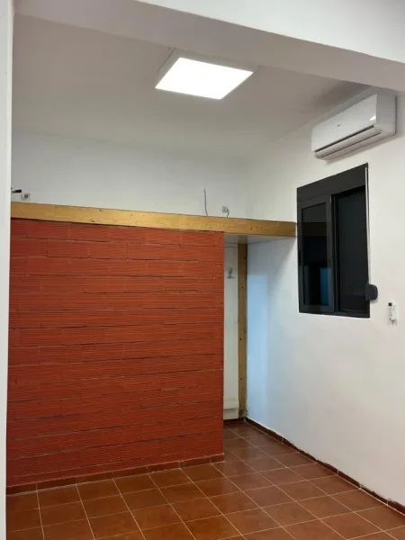 Tirane, jepet me qera zyre Kati 0, 30 m² 800 € (ETC)