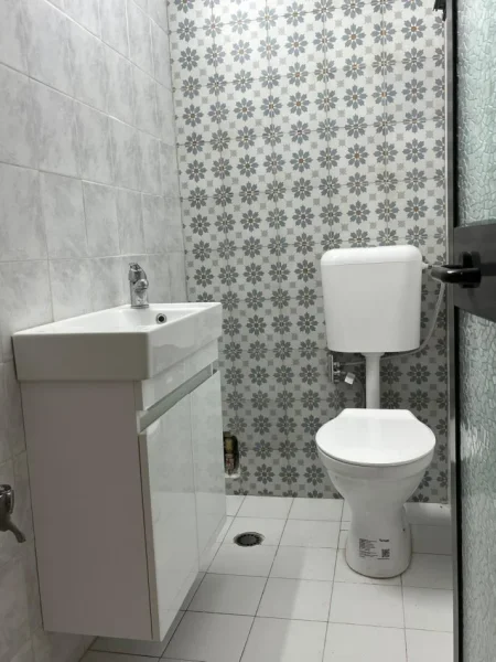 Tirane, jepet me qera zyre Kati 0, 30 m² 800 € (ETC)