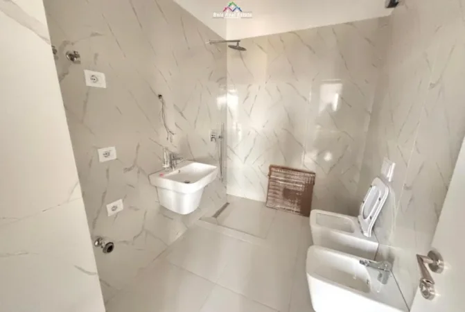 Tirane, jepet me qera zyre Kati 7, 67 m² 450 € (Rruga e Barrikadave)