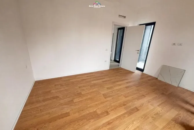 Tirane, jepet me qera zyre Kati 7, 67 m² 450 € (Rruga e Barrikadave)