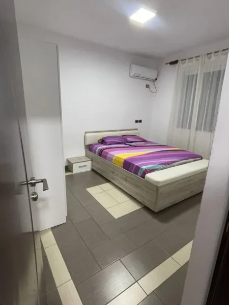Tirane, jepet me qera apartament 1+1 Kati 4, 50 m² 520 € (Rruga e Durresit)