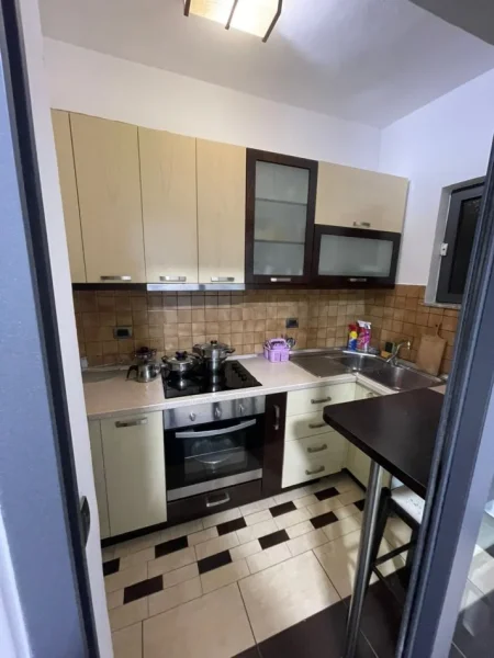 Tirane, jepet me qera apartament 1+1 Kati 4, 50 m² 520 € (Rruga e Durresit)