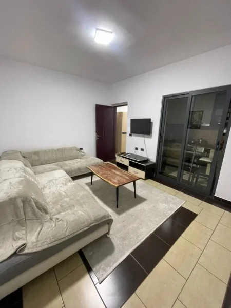 Tirane, jepet me qera apartament 1+1 Kati 4, 50 m² 520 € (Rruga e Durresit)