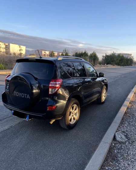 Lezhe, shitet SUV Toyota Rav4 2011 2.2 Nafte, gri e erret manuale 7.500 €