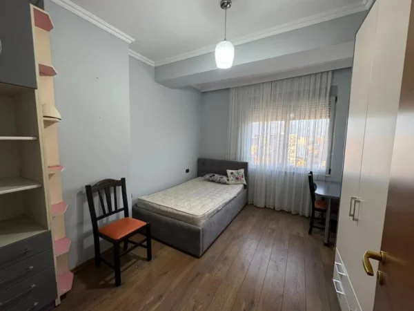 Tirane, jepet me qera 2+1 , 120 m² 800 € (RRUGA E DIBRES)