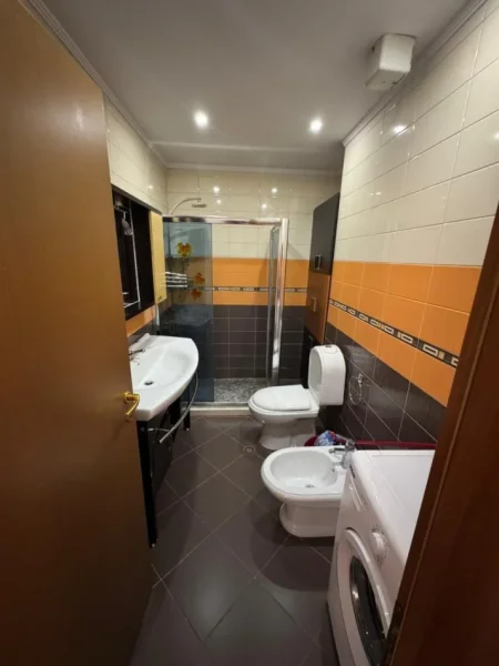 Tirane, jepet me qera 2+1 , 120 m² 800 € (RRUGA E DIBRES)