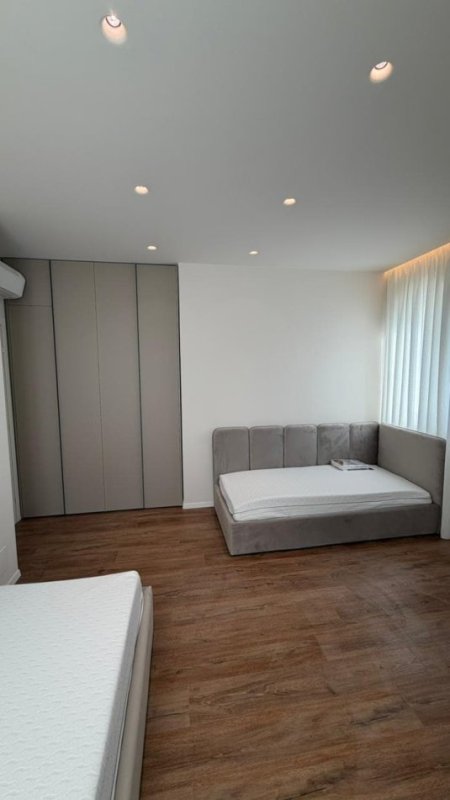 Tirane, jepet me qera apartament 2+1 Kati 3, 120 m² 1.900 € (Liqeni i thate)