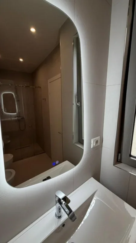 Tirane, jepet me qera apartament 2+1 Kati 3, 120 m² 1.900 € (Liqeni i thate)