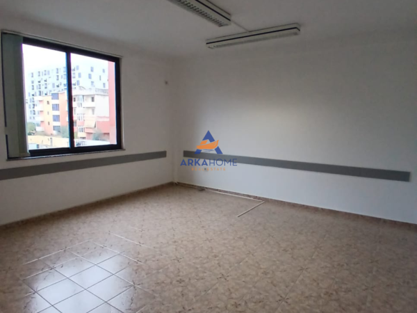 Tirane, jepet me qera apartament 5+1 Kati 2, 280 m² 3.000 € 