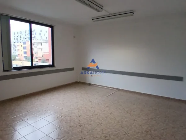 Tirane, jepet me qera apartament 5+1 Kati 2, 280 m² 3.000 € 