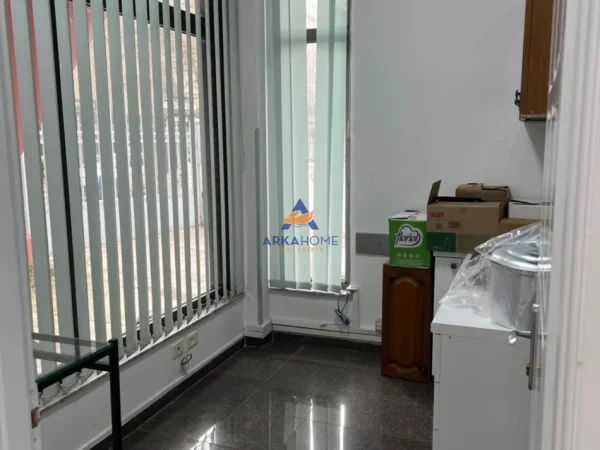 Tirane, jepet me qera apartament 5+1 Kati 2, 280 m² 3.000 € 
