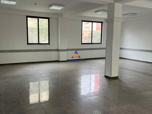 Tirane, jepet me qera apartament 5+1 Kati 2, 280 m² 3.000 € 
