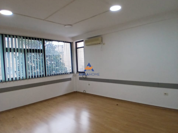 Tirane, jepet me qera apartament 5+1 Kati 2, 280 m² 3.000 € 