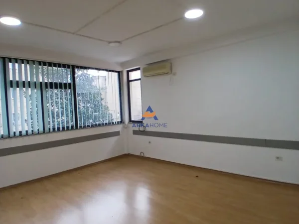 Tirane, jepet me qera apartament 5+1 Kati 2, 280 m² 3.000 € 