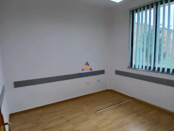 Tirane, jepet me qera apartament 5+1 Kati 2, 280 m² 3.000 € 