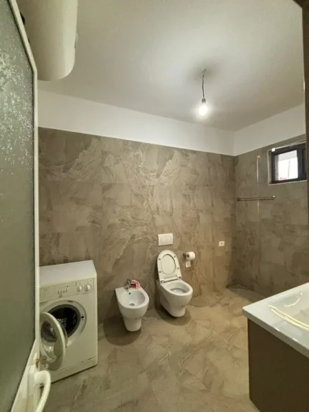 Tirane, jepet me qera apartament 2+1 , 85 m² 400 € (rruga xhanfize keko afer uet)