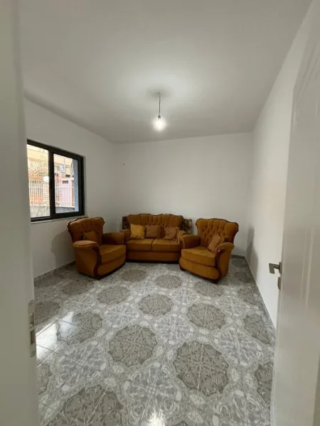 Tirane, jepet me qera apartament 2+1 , 85 m² 400 € (rruga xhanfize keko afer uet)