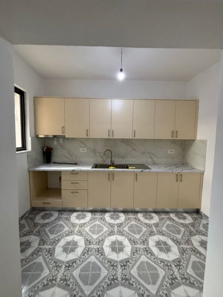 Tirane, jepet me qera apartament 2+1 , 85 m² 400 € (rruga xhanfize keko afer uet)