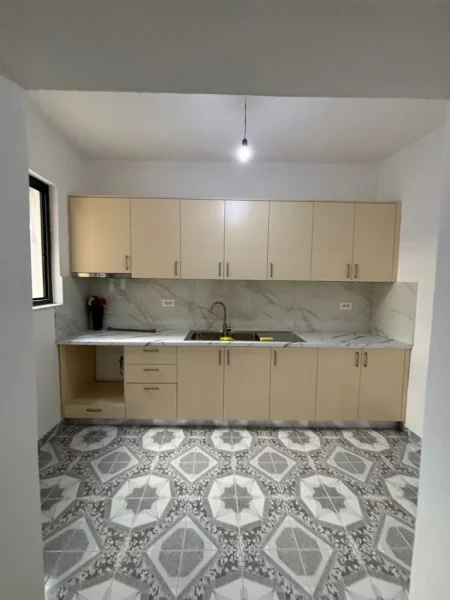 Tirane, jepet me qera apartament 2+1 , 85 m² 400 € (rruga xhanfize keko afer uet)