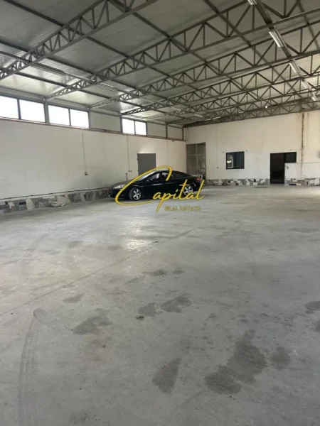 Tirane, jepet me qera magazine Kati 0, 700 m² 3.500 € (KINOSTUDIO)