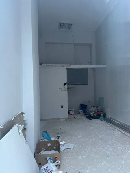 Tirane, jepet me qera zyre Kati 0, 20 m² 300 € (MYSLYM SHYRI)